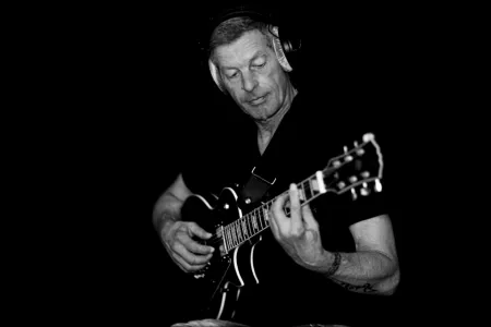 Andreas an der Gitarre
